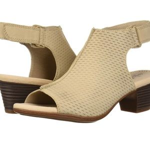 *NEW* Clarks Valarie James wedges “sand” 8.5